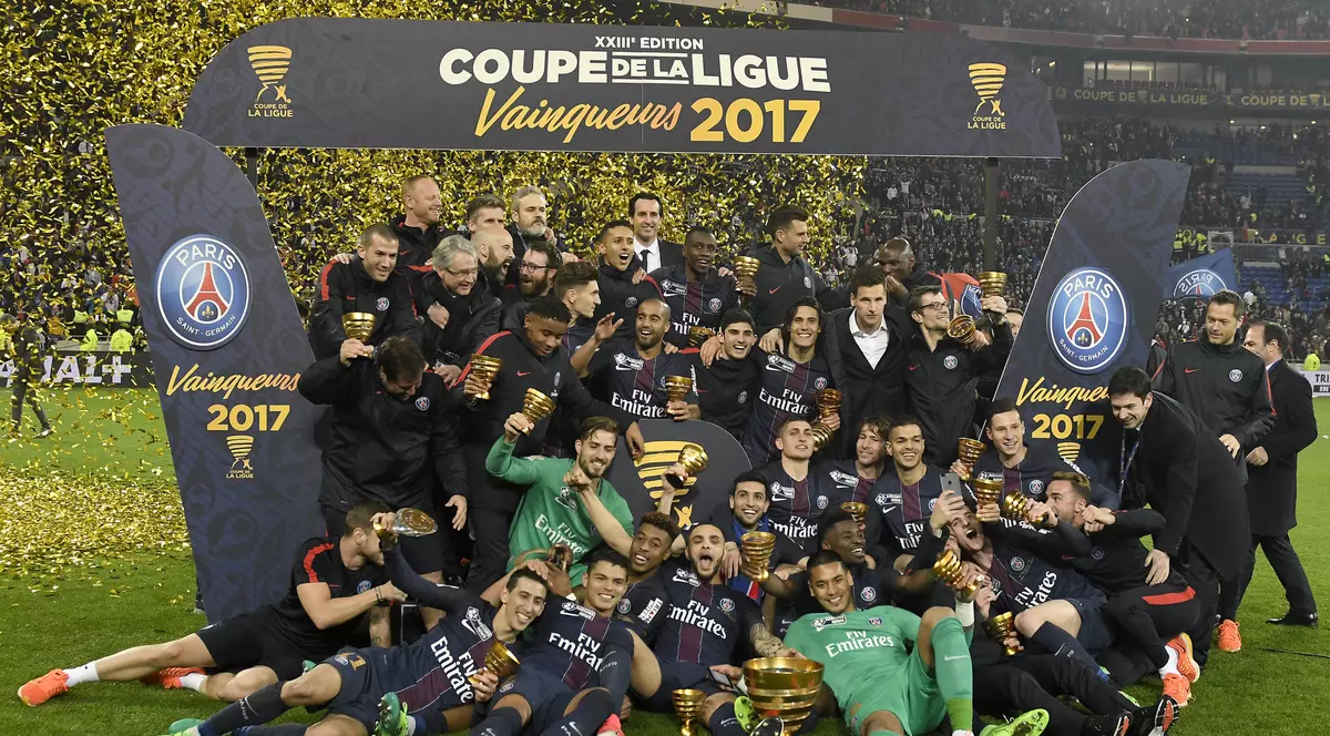 Semifinalele Cupei Franței. Fotbaliștii lui PSG pozează cu trofeul Cupei Ligii Franței, după finala câștigată în fața lui AS Monaco cu 4-1. (FOTO: EPA)