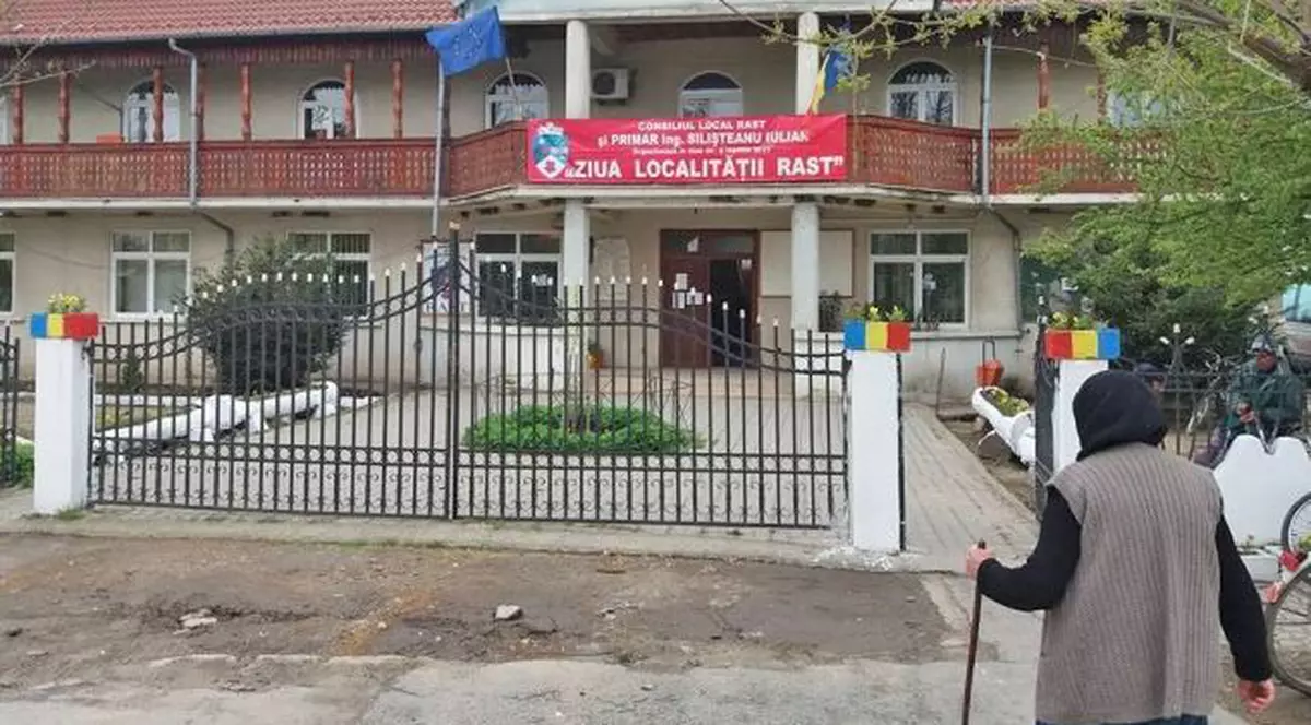 Primarul din Rast a vopsit tricolorul pe toți stâlpii. Comuna se pregătește de sărbătoare