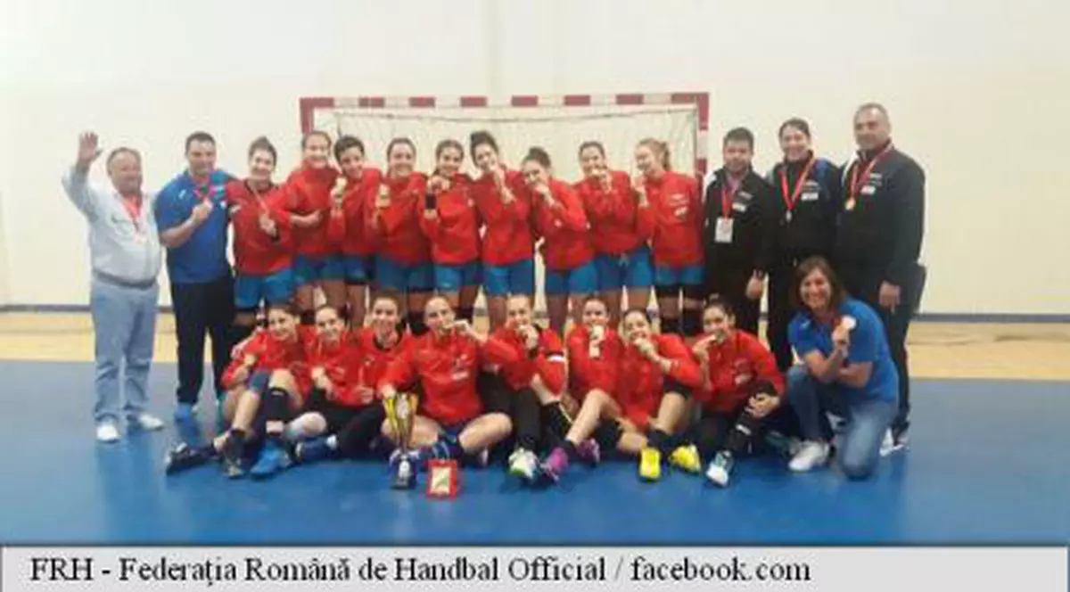 Naționala feminină de handbal Under-17 a României, cu medaliile de aur câștigate la Jocurile Mediteraneene. (FOTO: facebook.com/FederatiaRomanadeHandbalOfficial)