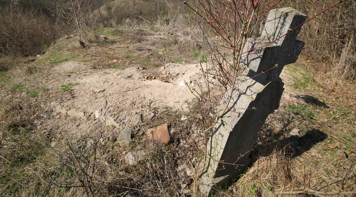 Satul din Hunedoara rămas fără biserică în urma unui incendiu violent. Cinci bătrâni mai trăiesc în cătunul uitat de lume