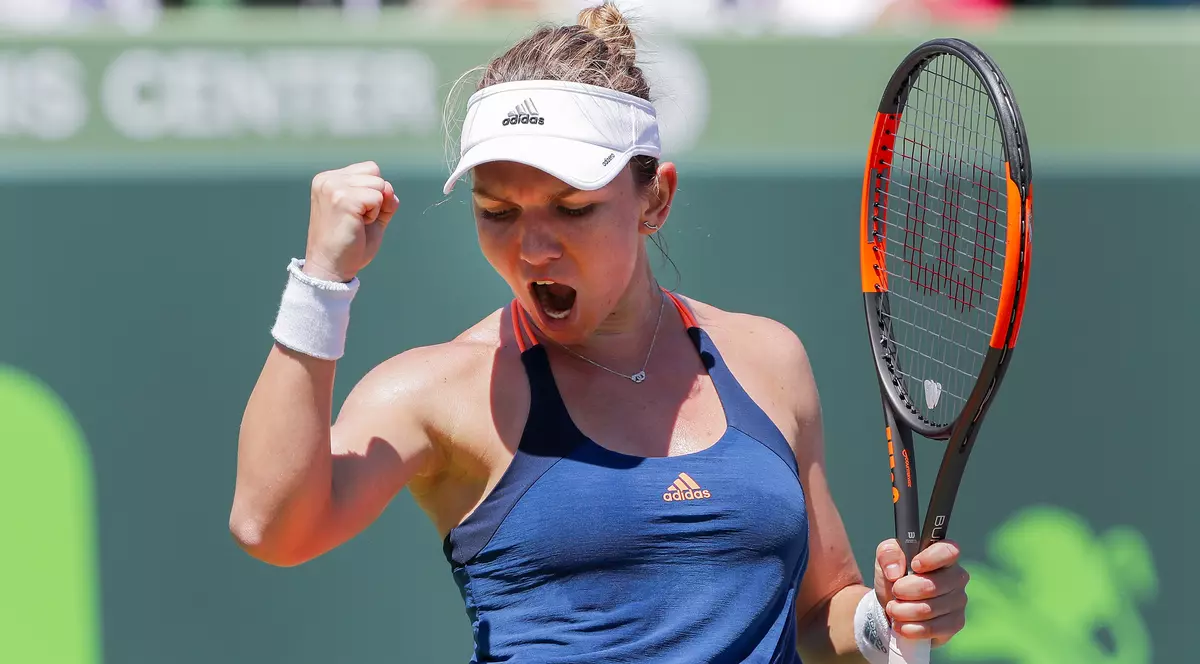 Simona Halep se bucură pentru un punct câștigat în timpul unui meci disputat la Miami Open. (FOTO: EPA)