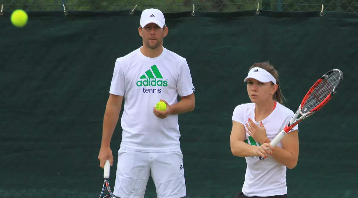 Wim Fissette supraveghează antrenamentul Simonei Halep, la Wimbledon 2014. (FOTO: Marian Burlacu)
