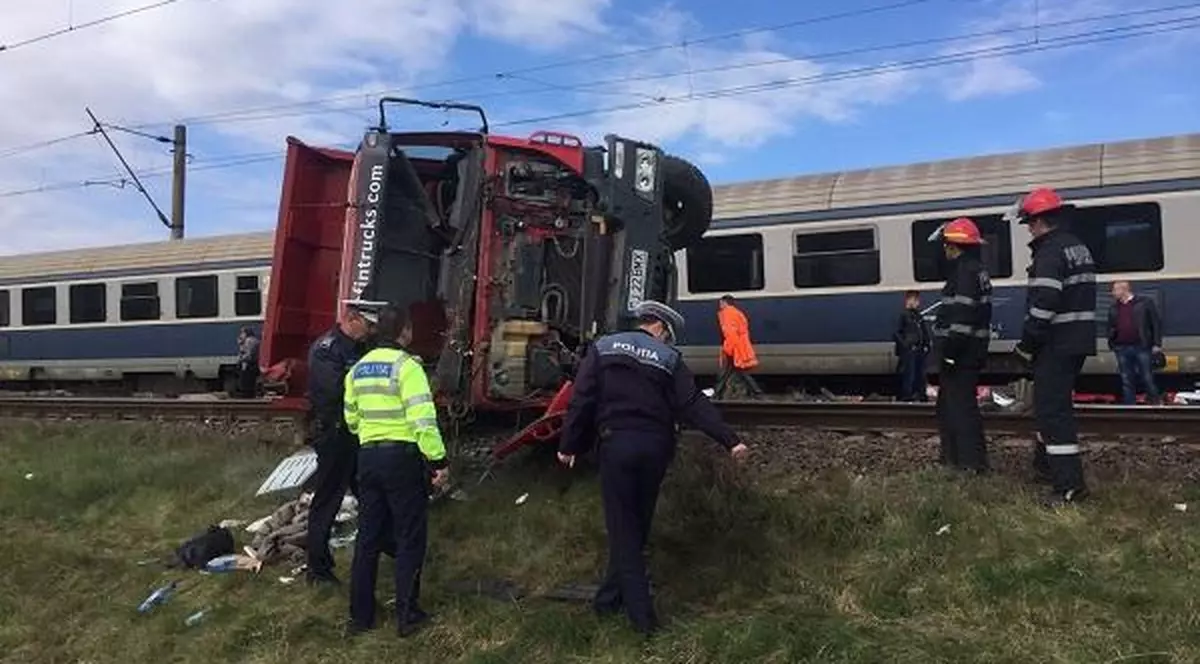 Accident feroviar la Jucu. Un tren a lovit o basculantă