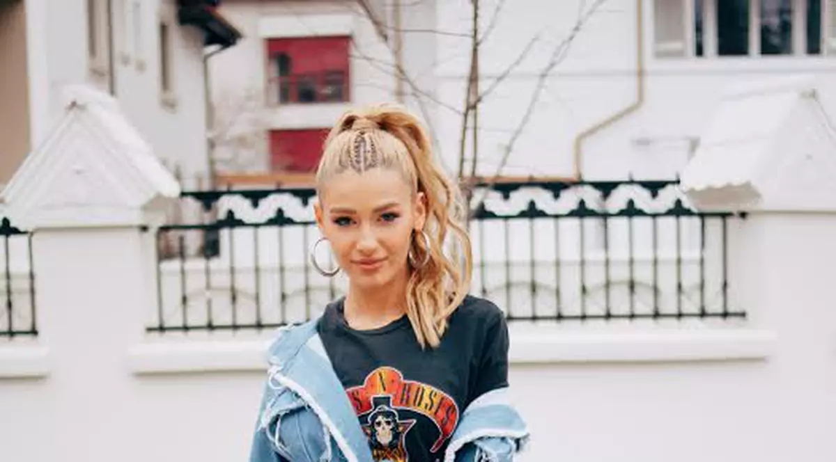 FOTO EXCLUSIV/ Alina Eremia stârnește pasiuni nebune. Ce și-a tatuat o admiratoare de-a ei pe mână