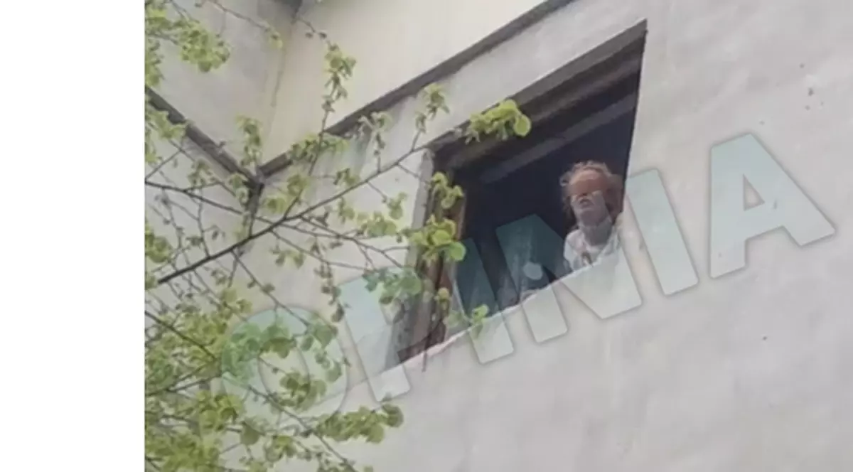O femeie din Buzău amenință că se aruncă de la etaj. Ce le cere polițiștilor
