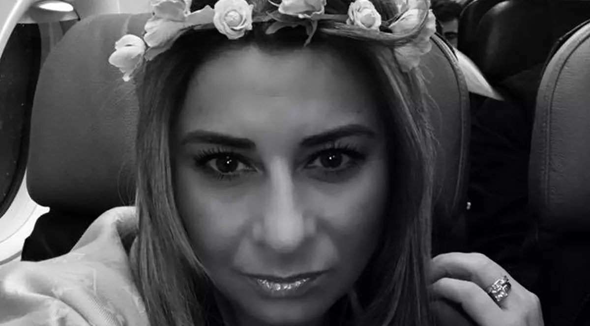 Anamaria Prodan s-a pozat în chiloți. Cocoțată în vârful patului