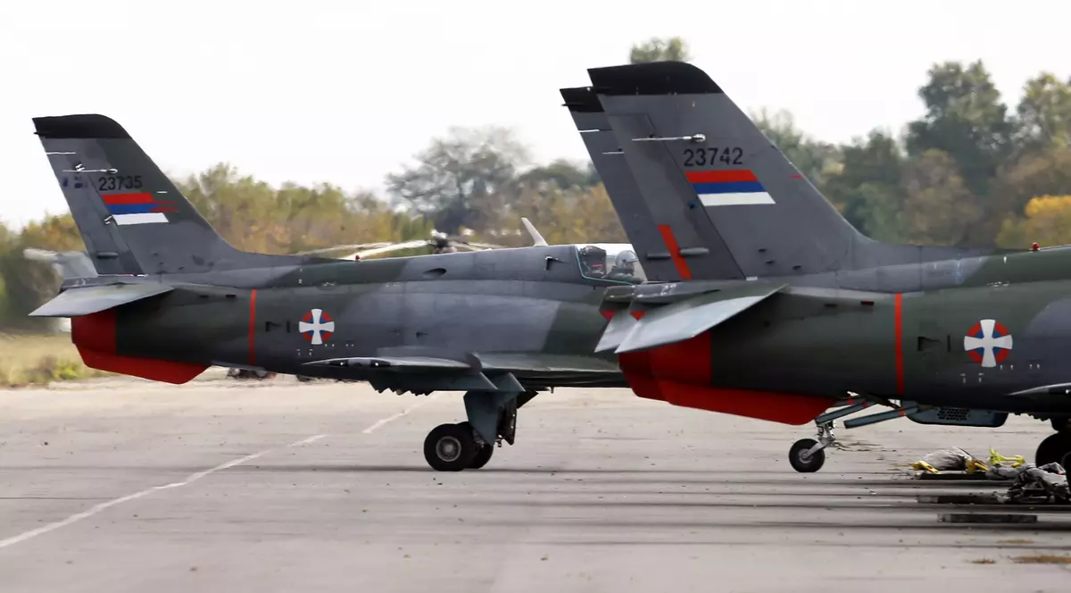 Avion militar prăbușit în Serbia. Doi piloți dați dispăruți