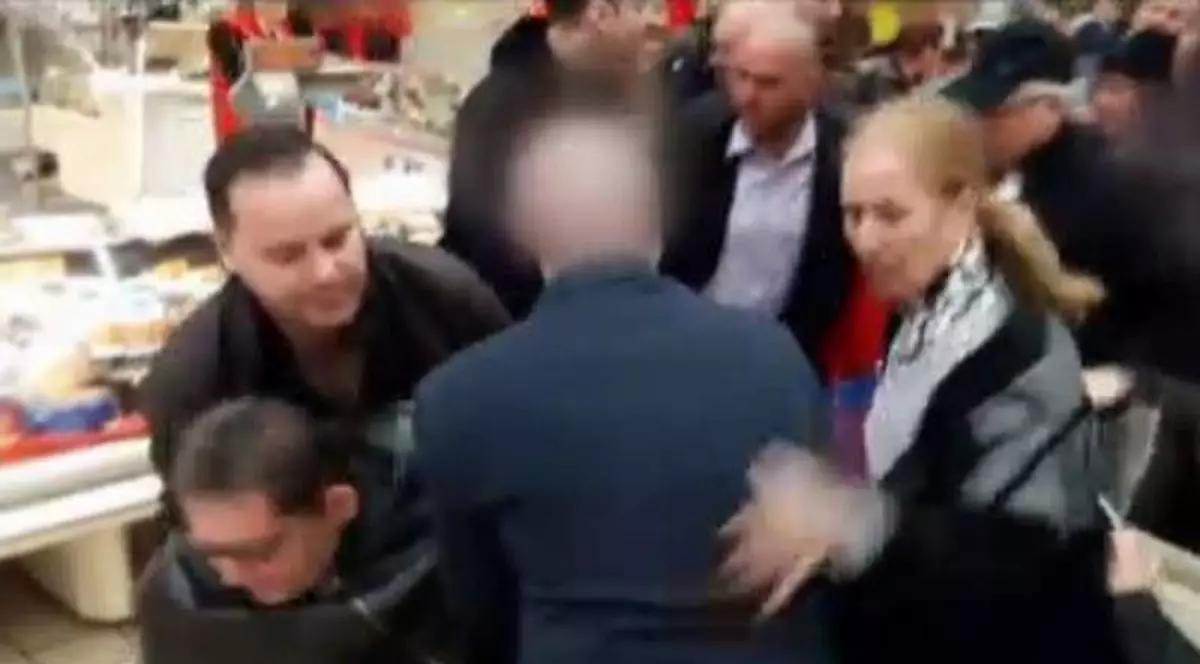 Bătaie pe cozonaci la Iași. Au stat cu orele la coadă ca să prindă un cozonac VIDEO