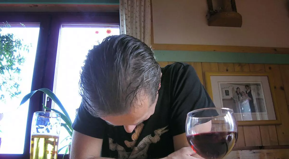 Apel disperat la 112: ”Ajutor, m-au încuiat în club”