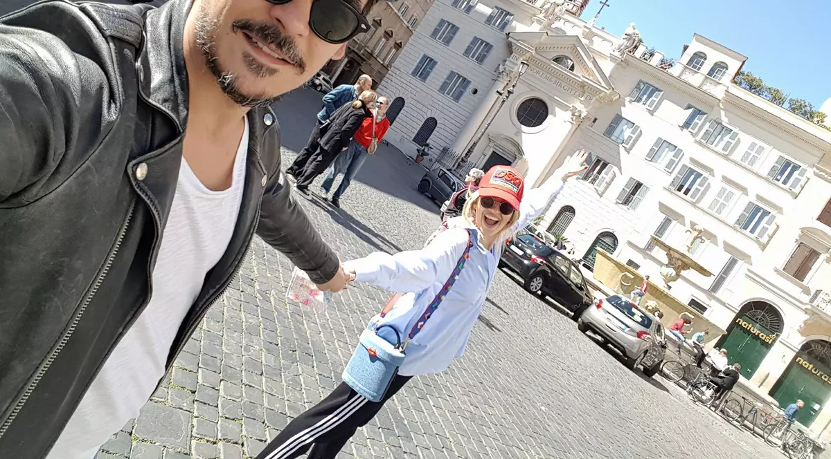 Cum petrec Lidia Buble și Răzvan Simion de 1 Mai. Romantici la foc de tabară | VIDEO
