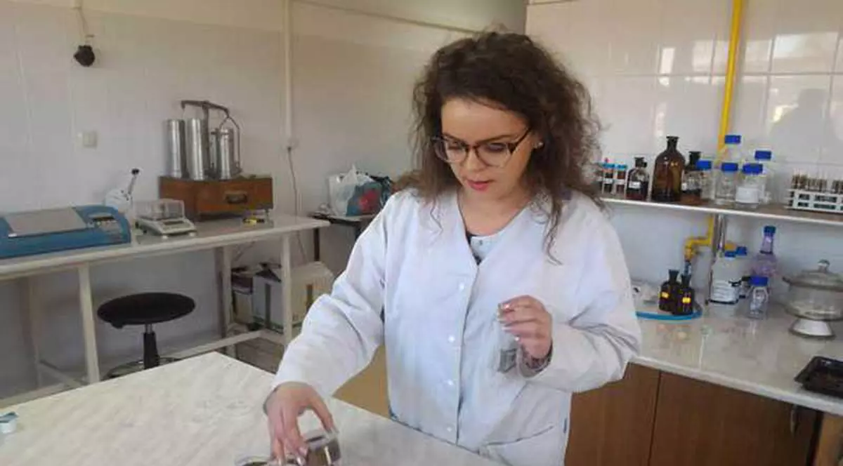 O studentă din Cluj surprinde la lucrarea de licență: pregătește cafea cu ghindă