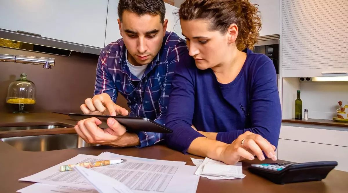 Câți bani din salariul românilor merge către stat. Ce plătești tu și ce plătește angajatorul