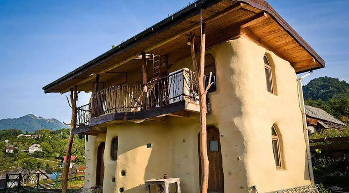 Și-au construit o casă din paie și pământ și vin în vacanță în inima Transilvaniei GALERIE FOTO