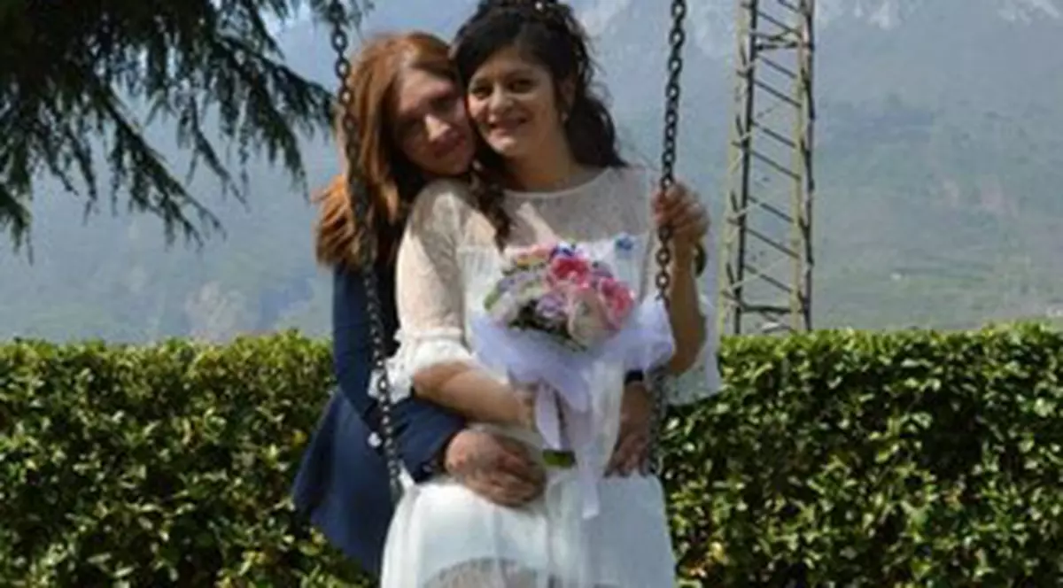 O româncă s-a căsătorit cu iubita sa. A fost prima căsătorie dintre două femei din provincia Brescia