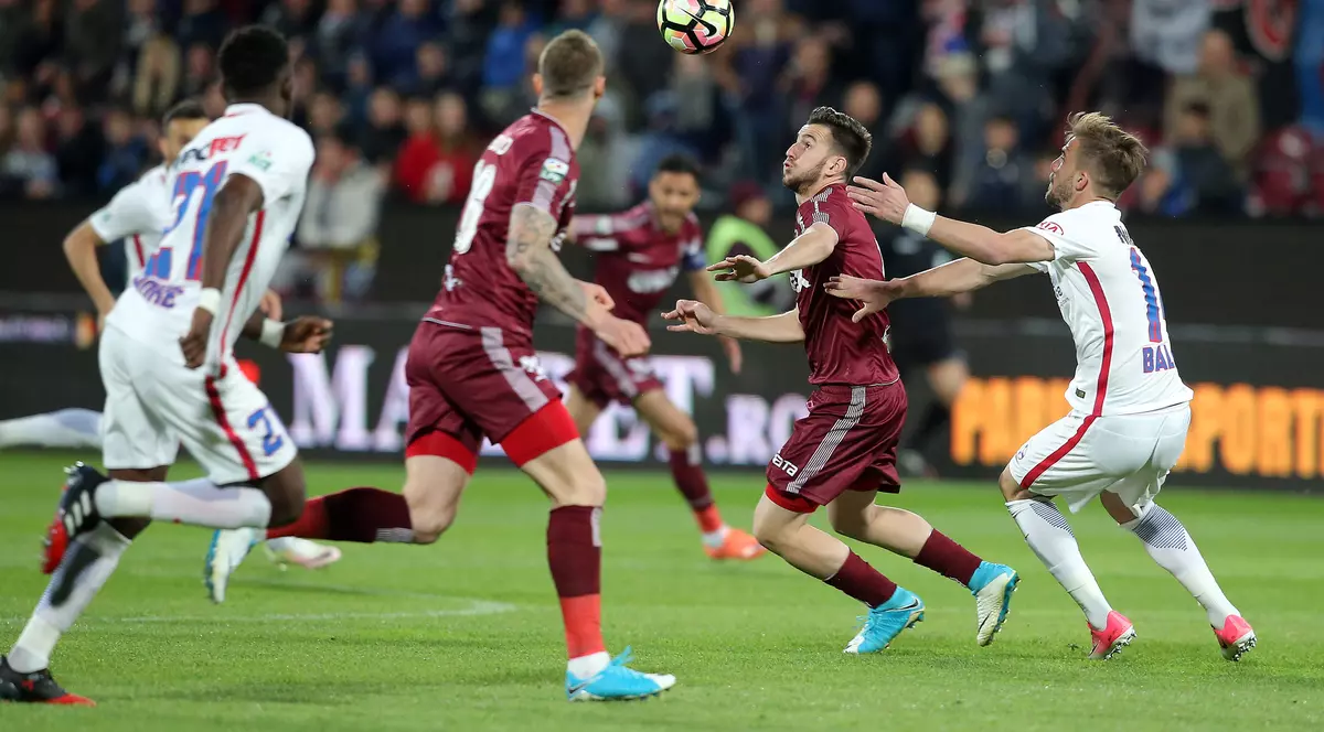 Incidente în timpul meciului CFR Cluj - FCSB. Bucureștenii au furat un steag al clujenilor și a început scandalul.