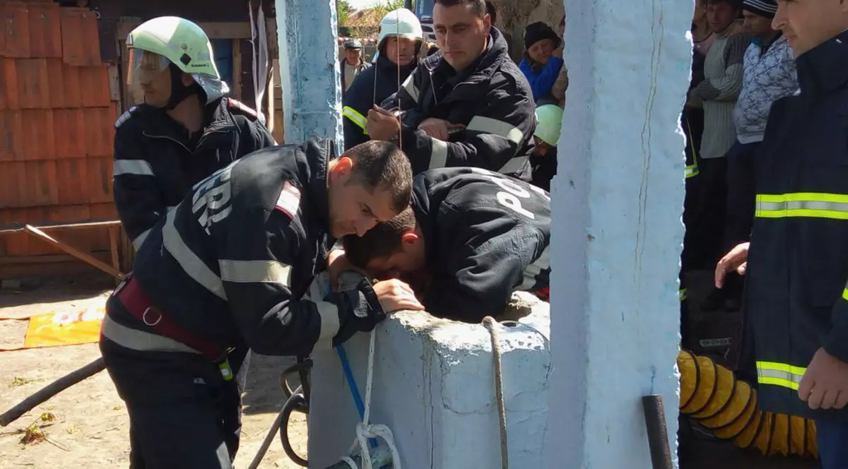 EXCLUSIV / Mama copilului care a căzut în puț, gravidă în opt luni, s-a căit în fața anchetatorilor. ”Mi s-a făcut rău și l-am lăsat o clipă singur!”