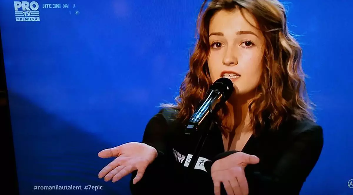 Corina (Coco) studiază cibernetica, dar iubește dansul