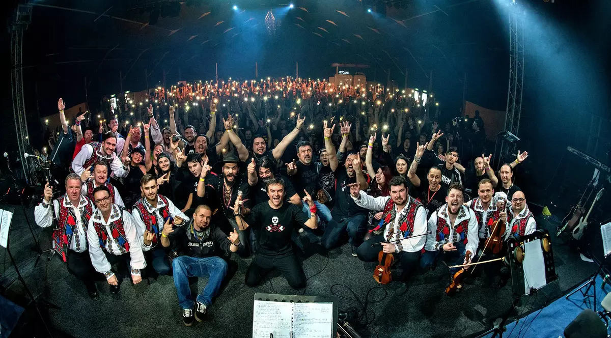 Rock'n' Folclor! Dirty Shirt, prima formație rock ce s-a aflat în turneu cu un ansamblu folcloric