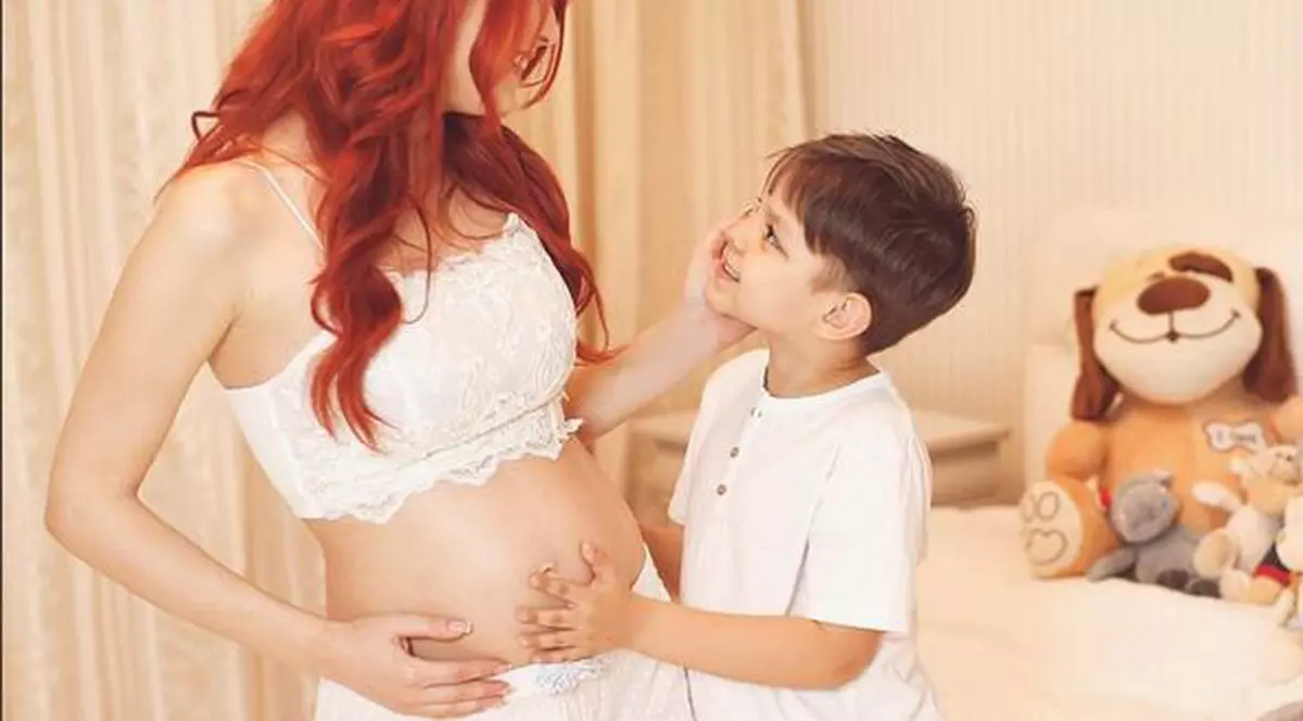 Elena Gheorghe s-a tatuat. Artista este însărcinată în 7 luni. “Niciodată nu am avut curaj…”