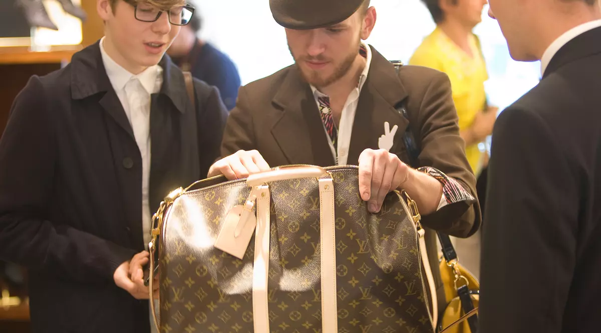 O bătrână din Taiwan a cărat pește cu geanta de ... 1.000 de dolari