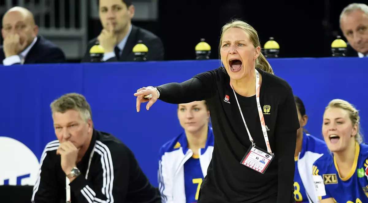 Helle Thomsen, agitându-se pe marginea terenului în timpul unui meci al Suediei. (FOTO: EPA)