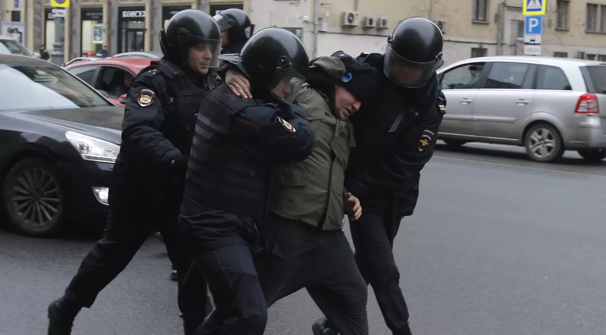 Sute de protestatari anti-Putin au fost arestați în Moscova, cu două zile înainte de parada de Ziua Unității