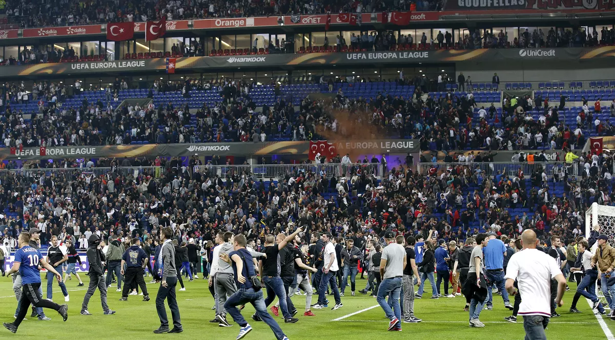 Măsuri de securitate fără precedent cerute de președintele lui Lyon după ce suporterii de la Beșiktaș au intrat cu bombe artizanale pe stadion. Aulas, la un pas să ia și el bătaie!