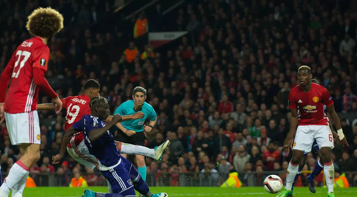 Au murit electrocutaţi în timp ce se uitau la Manchester United - Anderlecht!