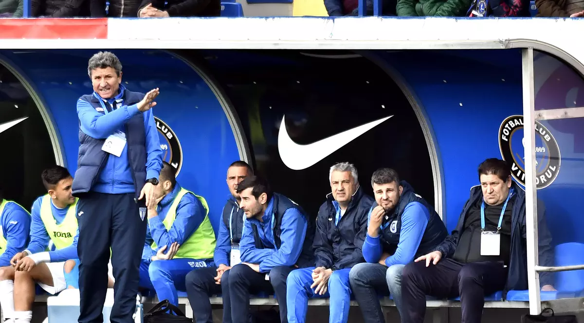 Gigi Multescu, Marin Duna si Ioan Timofte pe banca Craiovei in meciul de fotbal dintre FC Viitorul Constanta si CS Universitatea Craiova din cadrul play off-ului Ligii 1 Orange, desfasurat pe stadionul central Academia Gheorghe Hagi din Ovidiu, joi 6 aprilie 2017.Razvan Pasarica/ SPORT PICTURES