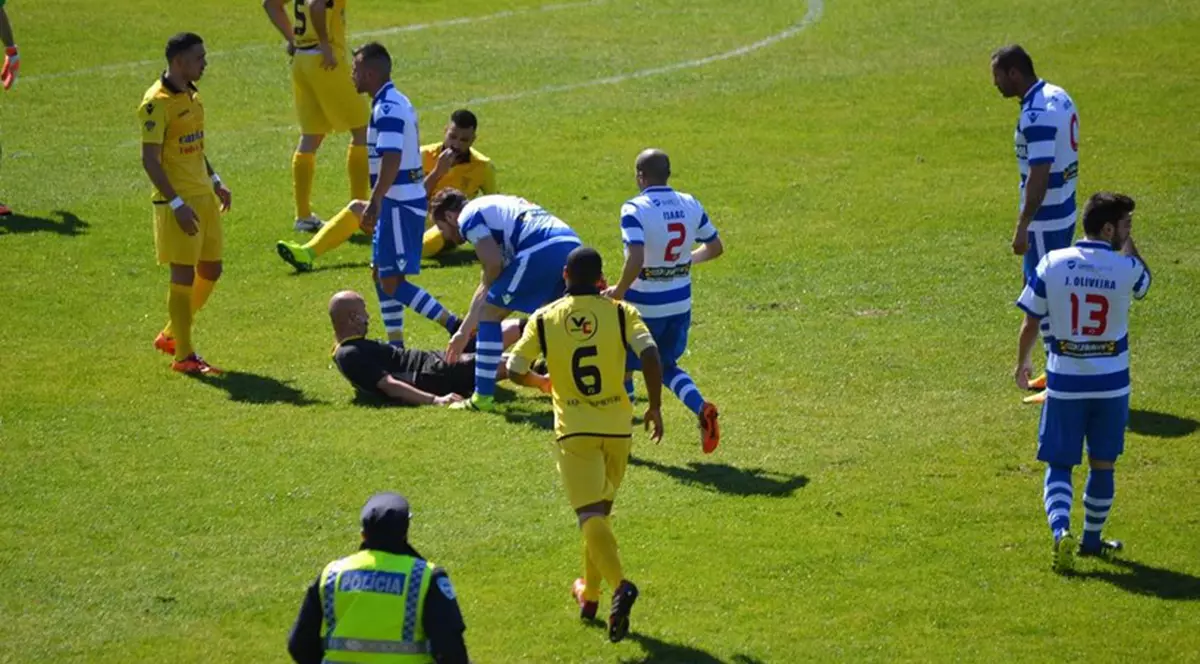 Un fotbalist a lovit un arbitru cu bestialitate și urmează să fie judecat
