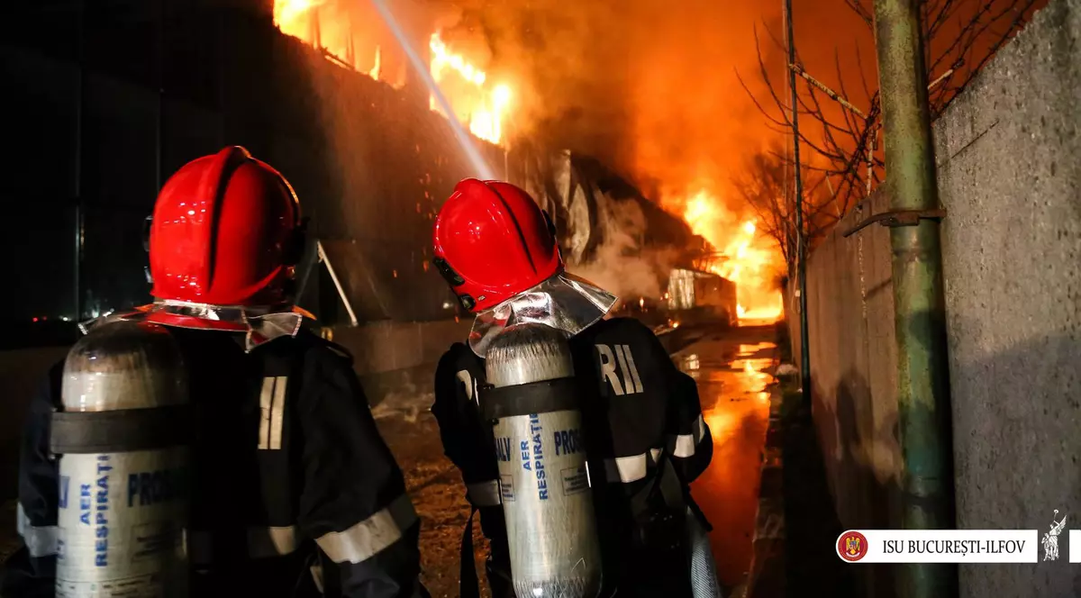 30 de persoane evacuate în urma unui incendiu într-un bloc din București