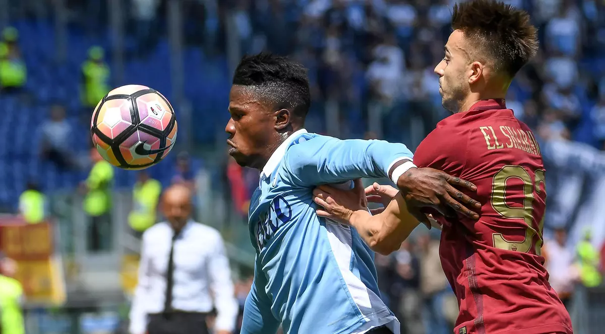 Keita (în prim plan la minge) a marcat o „dublă” în poarta Romei. EPA/ALESSANDRO DI MEO