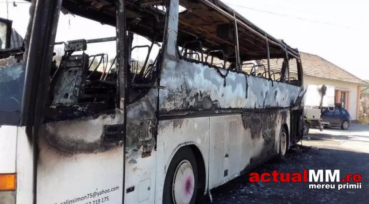 Incendiu în Pasul Mesteacăn, județul Maramureș. Un autocar, în care se aflau zeci de elevi, a luat foc