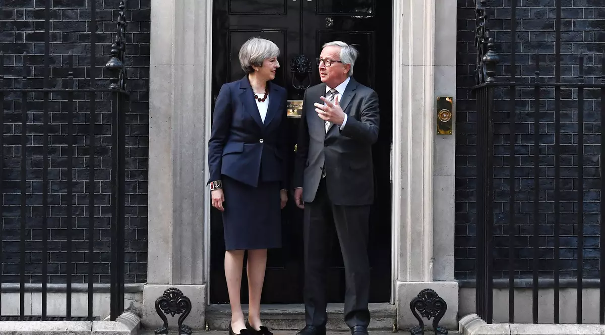 May și Junker prima întâlnire după declanșarea Brexitului. May și Junker în fața casei de pe Downing Street 10
