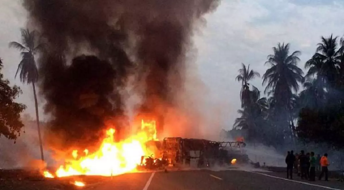 Accident grav în Mexic. Cel puțin 24 de morți, după ce un autobuz a lovit o cisternă