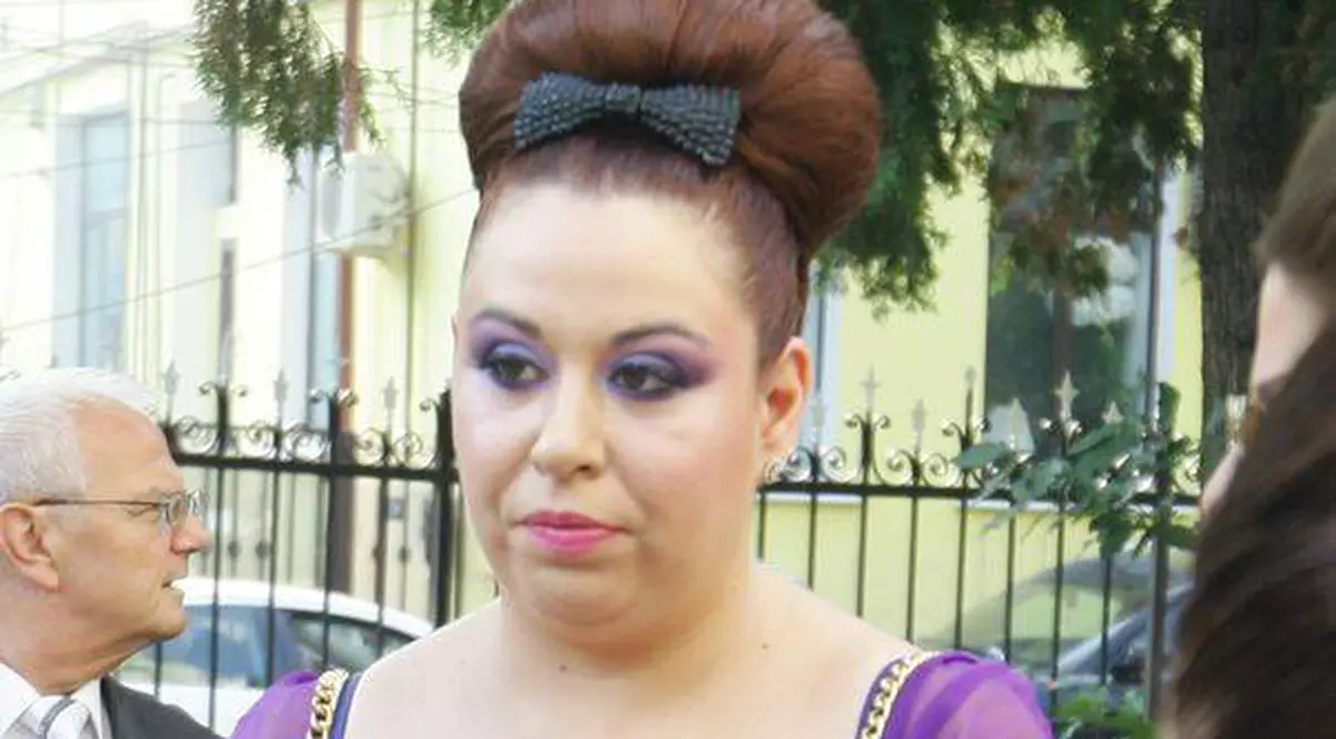 Oana Roma se pregătește de mare petrecere. Se serbează și pe ea și pe mama sa