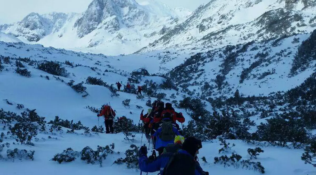 UPDATE: Dosar penal după avalanșa din Retezat. Trupurile copiilor au fost coborâte de pe munte