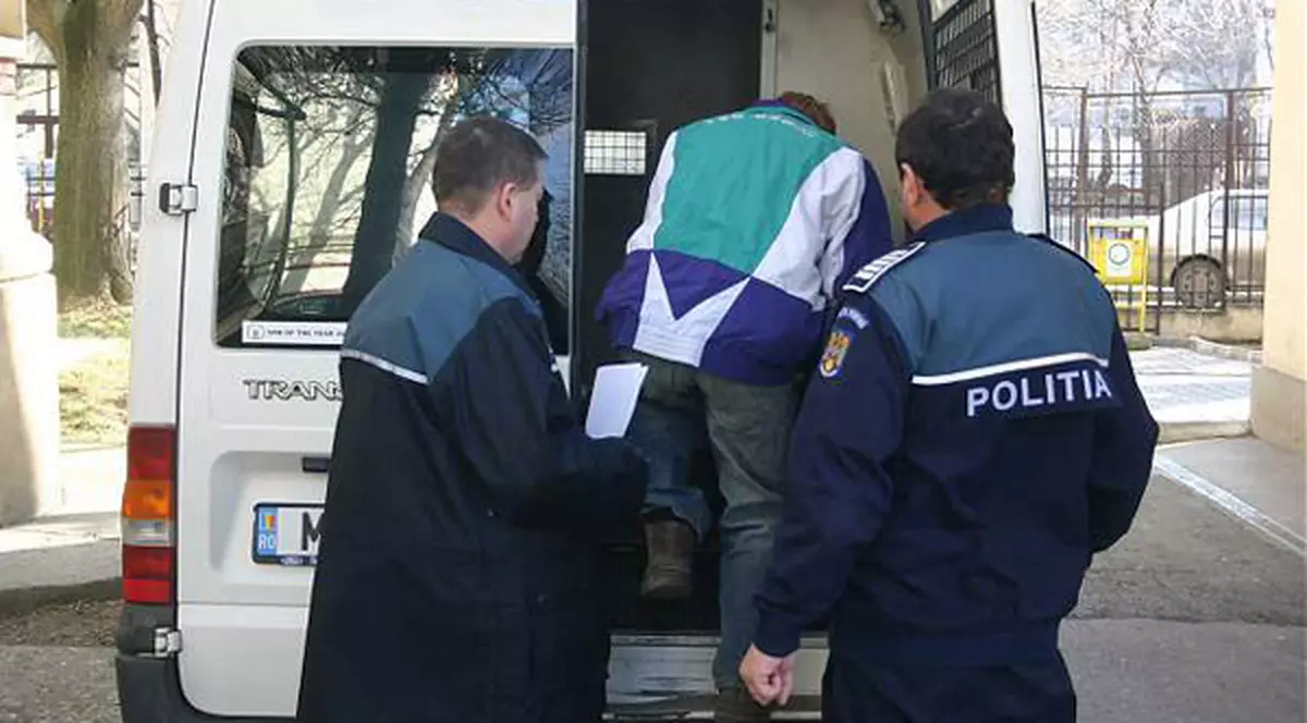 Un vasluian a folosit uleiul din candelă ca lubrifiant pentru a viola o bătrână