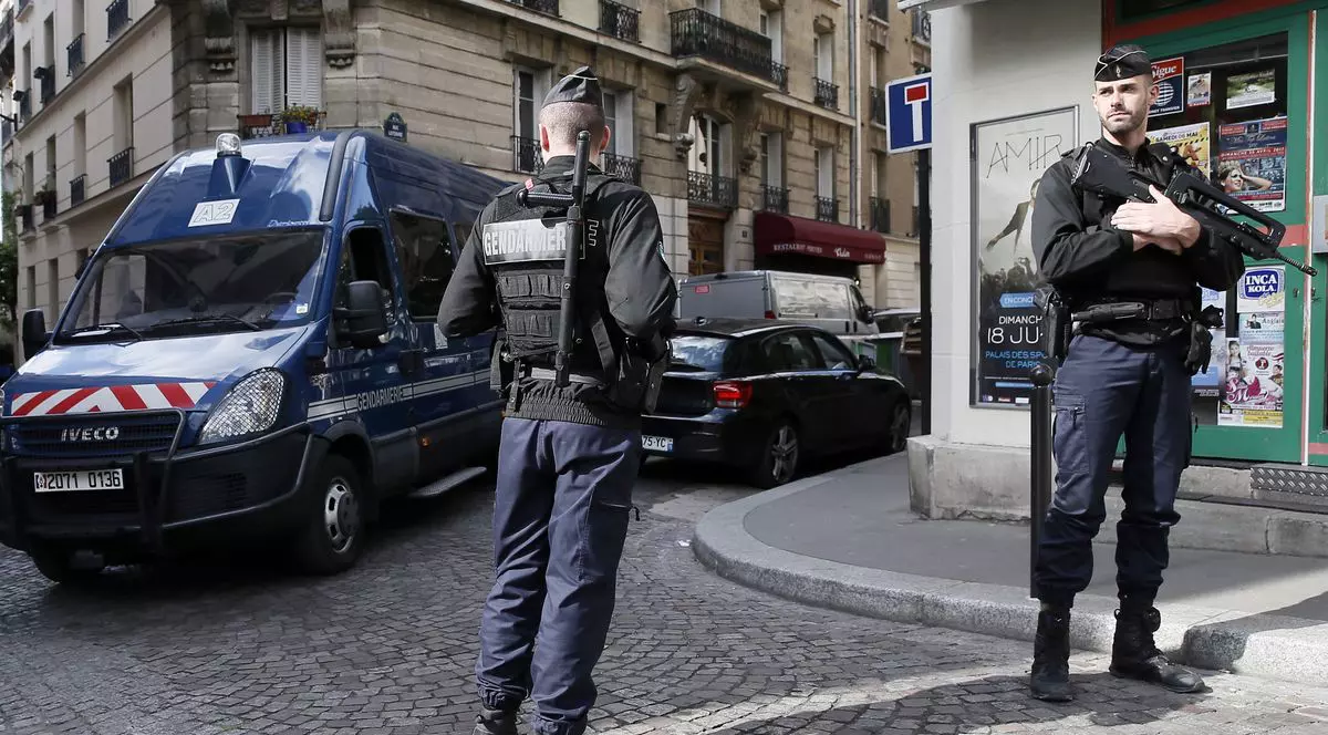 Alegeri în Franța: Violențe între "antifasciști" și poliție la Paris