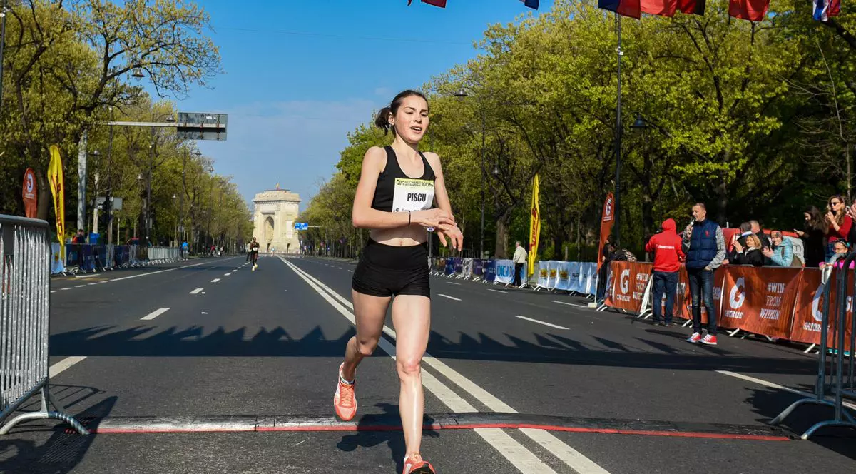 Andreea Pîșcu este campioană națională la semimaraton. Povestea unui ”baby-face-killer” al curselor de fond. Aleargă 700 km/ lună!