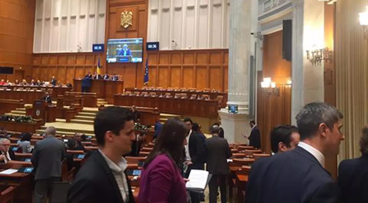 Gesturi obscene, în Parlament