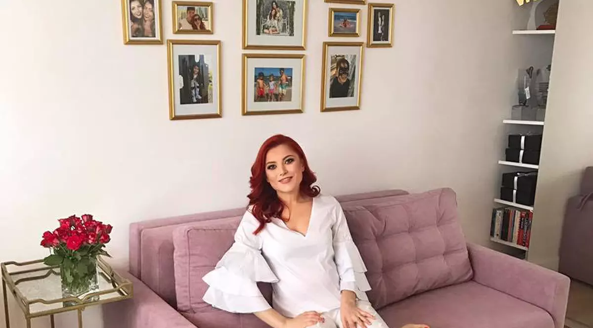 Elena Gheorghe s-a pozat pe canapeaua cea nouă, iar fanii au observat imediat. “O să ai o fetiță”