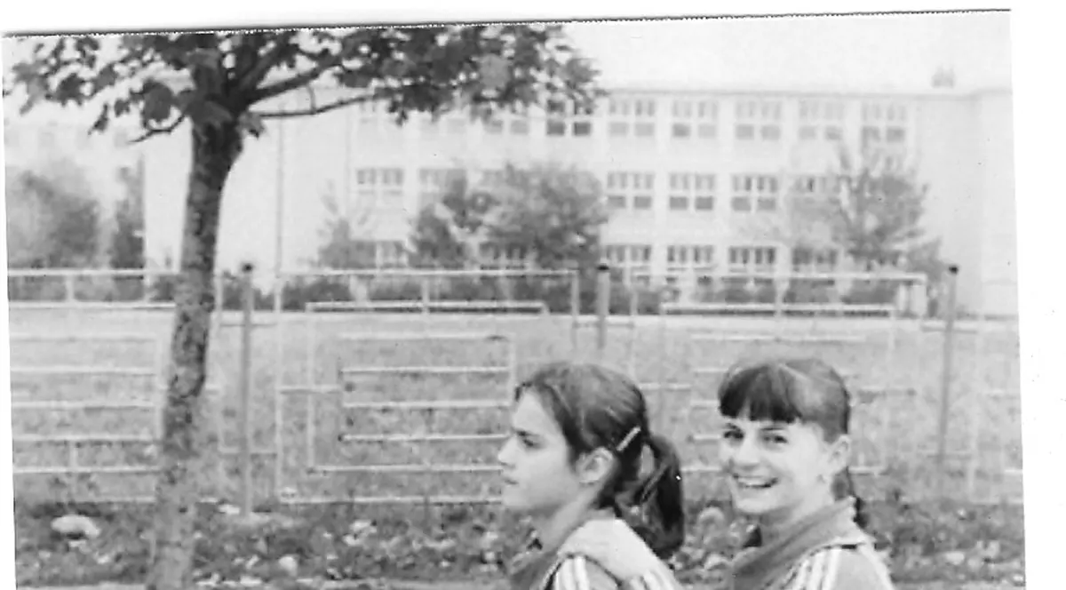 Nadia Comaneci si Teodora Cepoi in 1976, pe bicicleta