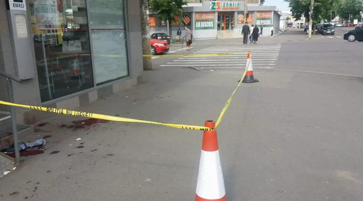 EXCLUSIVITATE / Brăilenii au luat-o razna. Se împușcă și se înjunghie în plină stradă După asasinatul de acum câteva zile comis în oraș, un bărbat l-a tăiat pe un altul și a dispărut