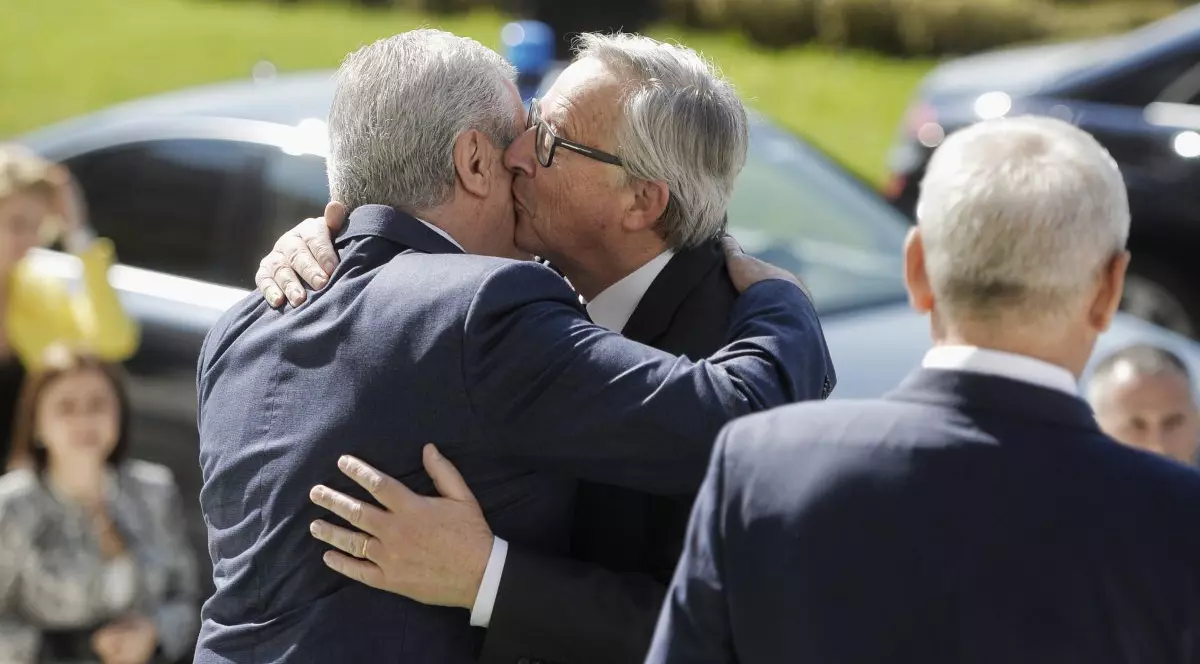 Jean-Claude Juncker s-a bucurat de revederea liderilor români. Festivalul pupăturilor / FOTO