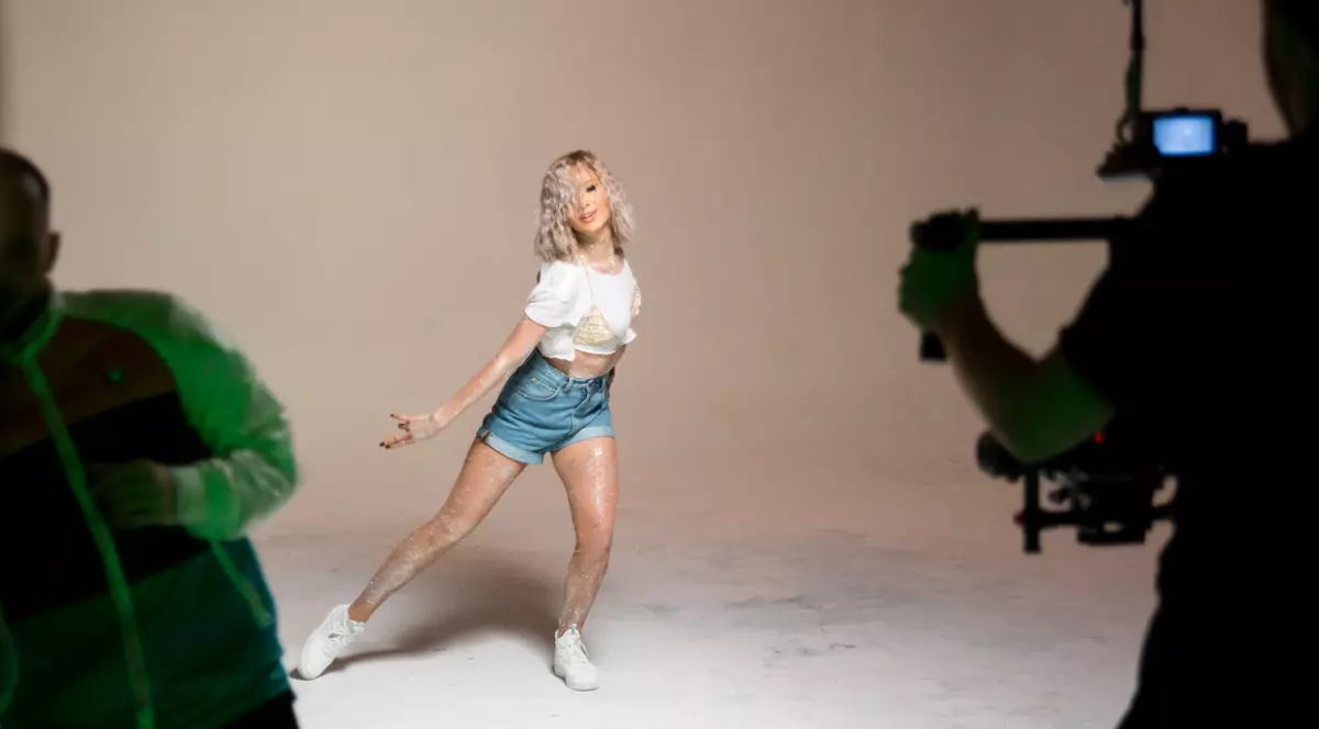 FOTO EXCLUSIV/ Alina Eremia, „îmbrăcată” cu 4 kg de sclipici pentru o schimbare inedită de look. A vrut un suflu nou pentru cel mai recent clip