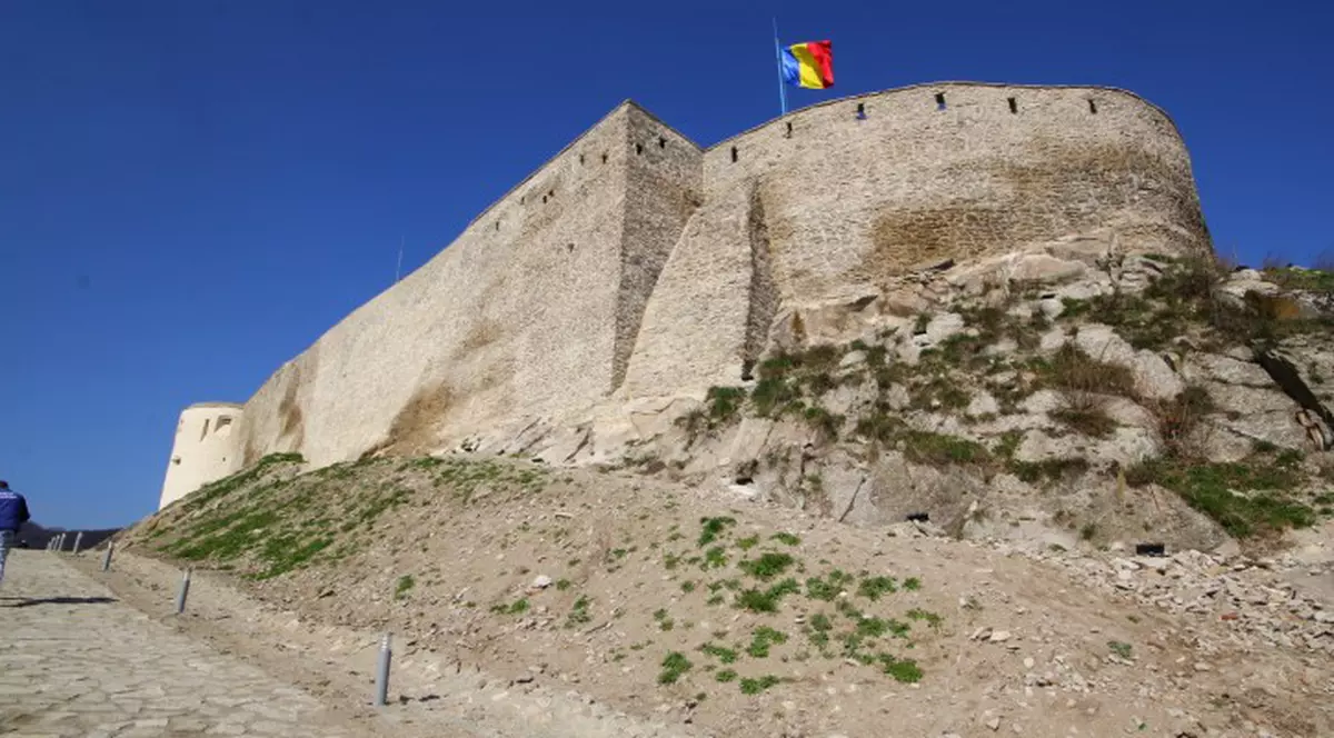 Tânăr mort la Cetatea Devei. A căzut de pe zid în timp ce făcea poze