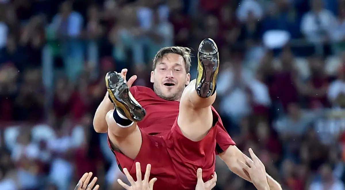 Francesco Totti, purtat pe brațe de colegii de la AS Roma după ultimul meci jucat în tricoul formației din capitala Italiei. (FOTO: EPA)