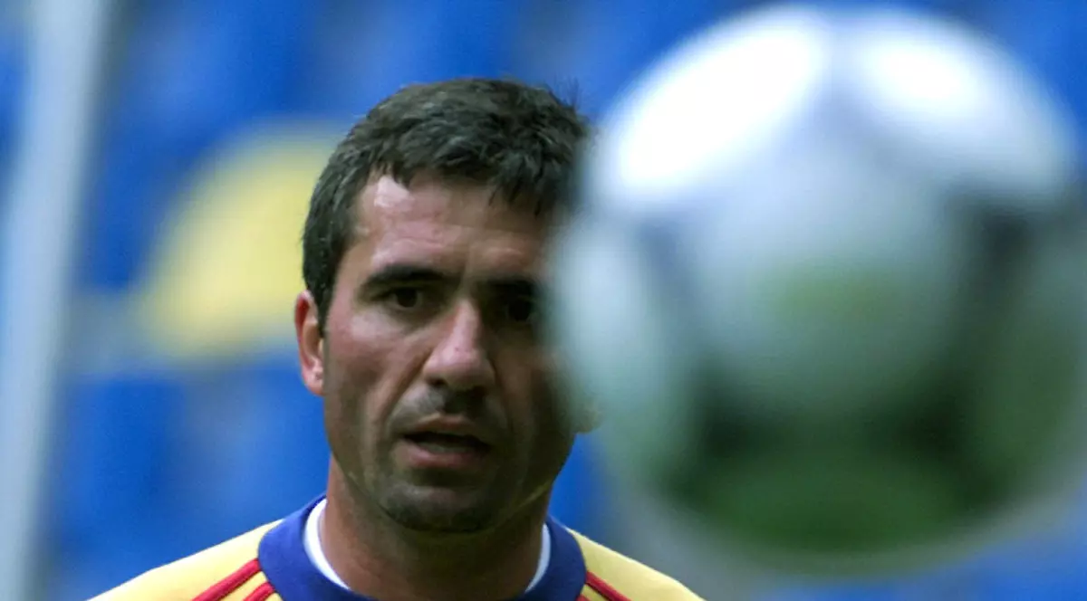 Gheorghe Hagi, în timpul unui antrenament al naționalei României. (FOTO: EPA)