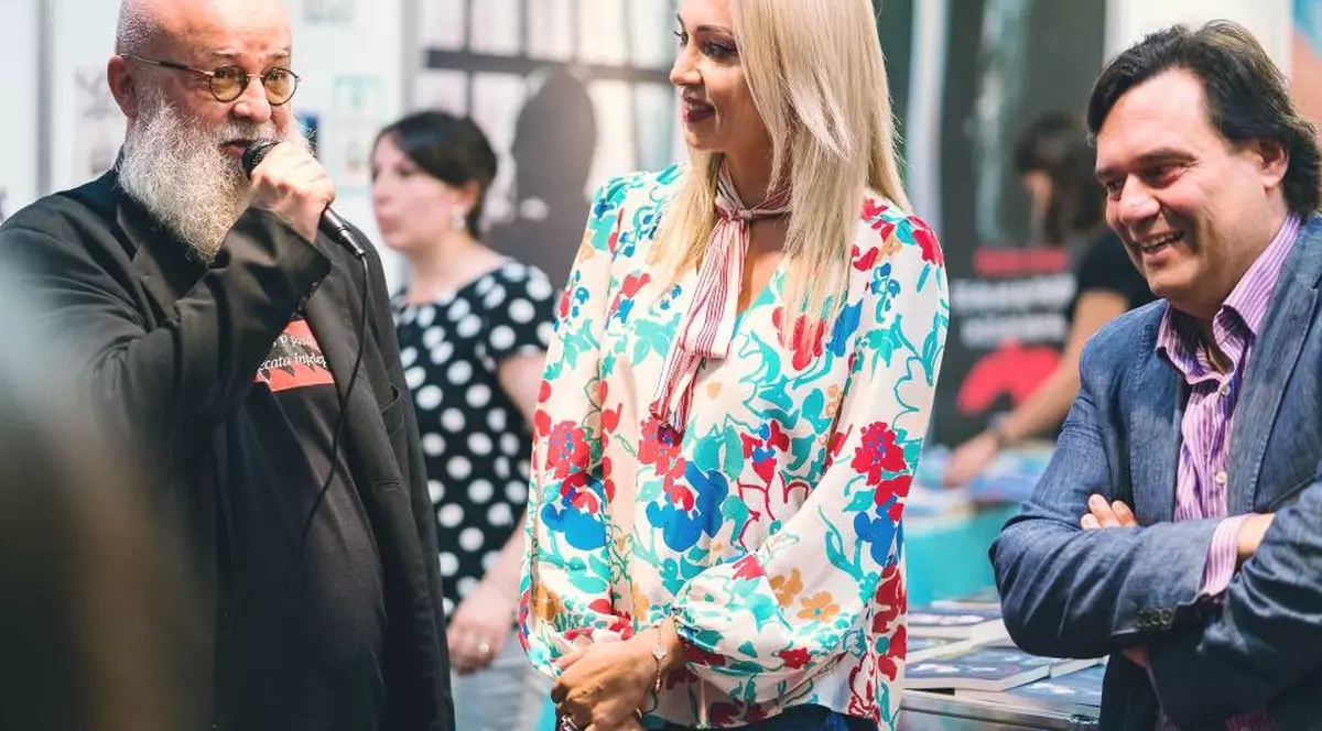 Raluca Zenga a lansat volumul de poezii cu tentă erotică. Versurile sunt dedicate soțului ei